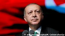 ANKARA, TURKEY - SEPTEMBER 19: (----EDITORIAL USE ONLY Äì MANDATORY CREDIT - TURKISH PRESIDENCY / MURAT CETINMUHURDAR / HANDOUT - NO MARKETING NO ADVERTISING CAMPAIGNS - DISTRIBUTED AS A SERVICE TO CLIENTS----) Turkish President Recep Tayyip Erdogan delivers a speech as he attends Veterans Day Ceremony at Bestepe People's Convention and Culture Center on September 19, 2018 in Ankara, Turkey.
Turkish Presidency / Murat Cetinmuhurdar / Handout / Anadolu Agency | Keine Weitergabe an Wiederverkäufer.