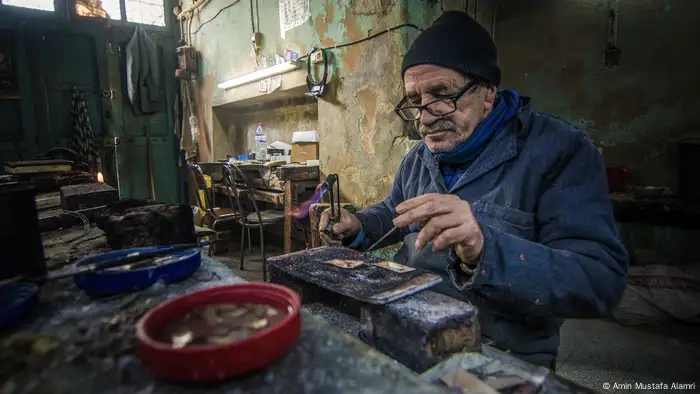 Teil der Auftaktveranstaltung in Tunis war auch die Preisverleihung eines gemeinsamen Fotowettbewerbs von DW Akademie und der EU-Delegation in Libyen. Einer der Preisträger war Amin Mustafa Alamri, der dieses Bild von einem Silberschmied eingereicht hatte. (Amin Mustafa Alamri)