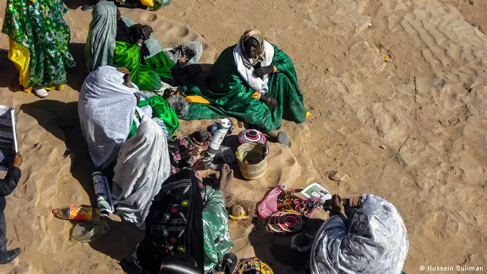 Fotograf Hussein Suliman hat dieses Foto zum Wettbewerb eingereicht. Es zeigt Tuareg-Frauen, die traditionellen Schmuck herstellen. (Hussein Suliman)
