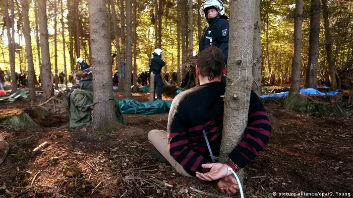 Demonstranten binden sich an Bäumen im Hambacher Forst fest (Foto: picture-alliance/dpa/D. Young)