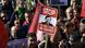 Manifestante em passeata empunha cartaz com caricatura de Erdogan lembrando o ditador Adolf Hitler Manifestante em passeata empunha cartaz com caricatura de Erdogan lembrando o ditador Adolf Hitler