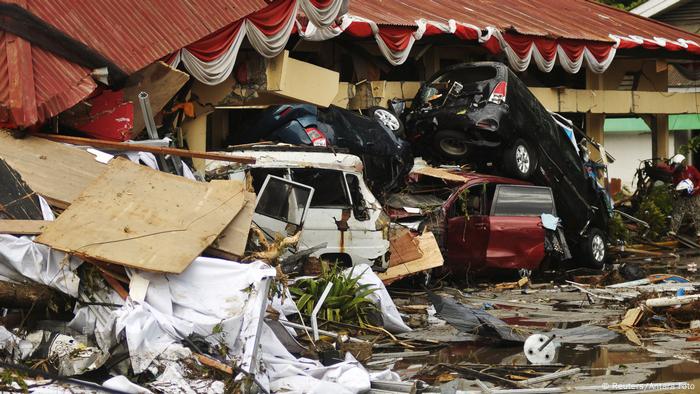 Tim Sar Berjibaku Evakuasi Korban Tsunami Palu Indonesia Laporan Topik Topik Yang Menjadi Berita Utama Dw 30 09 2018