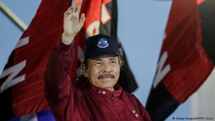 Nicaragua - Präsident Ortega zeigt sich vor seinen Unterstützern in Managua (Getty Images/AFP/I. Ocon)