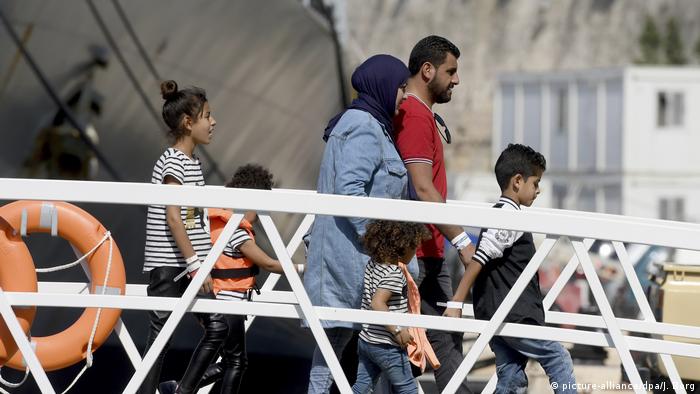 Migrants leaving ship in Malta