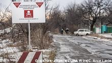 Ein Schild warnt vor Landminen am 07.01.2017 in Sajzewe (Ukraine) nahe der Frontline. Foto: Celestino Arce Lavin/ZUMA Wire/dpa +++(c) dpa - Bildfunk+++ |