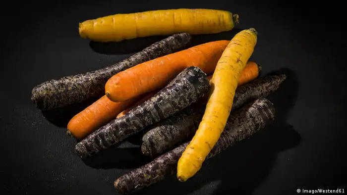 Purple, orange and white carrots (Imago/Westend61)
