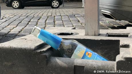 Да събираш празни бутилки е мъчителна работа – бъркаш из