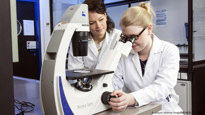 Düsseldorf - Pharmazeutin im Genlabor