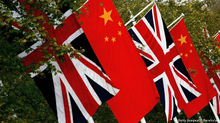 Flaggen von China und Großbritannien