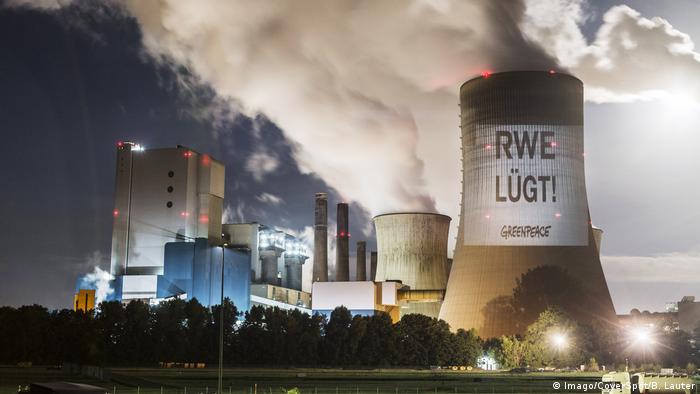 Bergheim - Greenpeace Projektion auf Kühlturm des Kraftwerks in Niederaussem