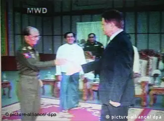 缅甸军政府领导人丹瑞大将与美国参议员吉姆·韦伯会晤的电视报道画面