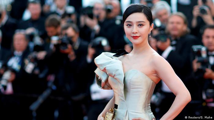 Schauspielerin Fan Bingbing 2018 in Cannes auf dem Roten Teppich, im Hintergund Fotografen