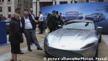 03.10.2018+++London, UK+++
People gather to take pictures and see Aston Martin racing and tourism car parked outside the London Stock Exchange on the day of the trading debut of Aston Martin Lagonda Global Holdings Plc at the London Stock Exchange in London, on October 3, 2018. (Photo by Alberto Pezzali/NurPhoto) | Keine Weitergabe an Wiederverkäufer.