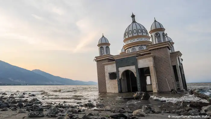 BdTD Indonesien Moschee nach Tsunami in Sulawesi (Imago/ZumaPress/H. Hafid)
