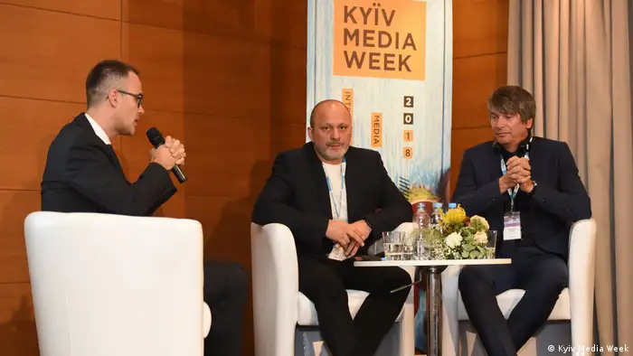Kyryl Savin, DW Akademie, Zurab Alasania, Intendant von UA:PBC, und Andreas Weise, Journalist und Senior Reporter für das ZDF-heute-journal diskutierten über Die Zukunft des öffentlich-rechtlichen Rundfunks bei der Kyiv Media Week. (Kyiw Media Week)