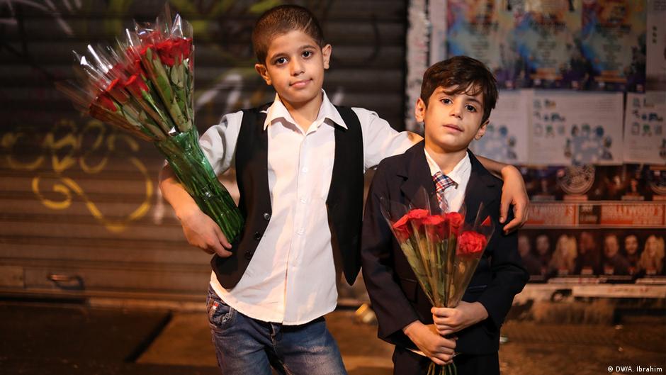 Children sell roses in Beirut DW 10/11/2018