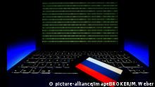 Symbolbild, Laptop, Hackerangriff, Cybercrime, Computerkriminalität, Datenschutz, russische Flagge auf Smartphone | Verwendung weltweit, Keine Weitergabe an Wiederverkäufer.