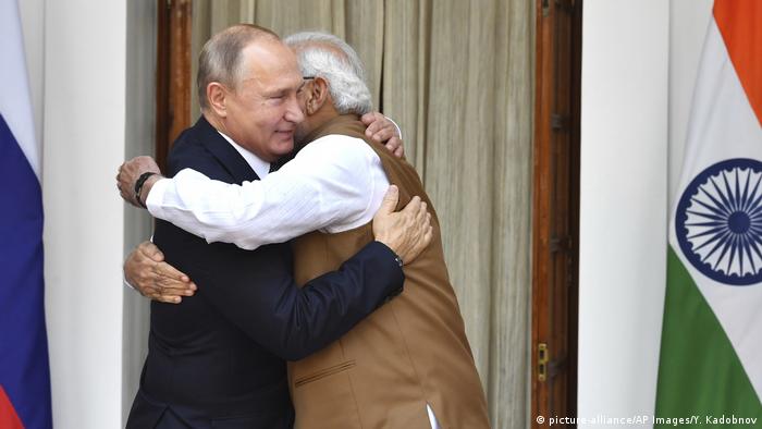 Indien Russland Narendra Modi umarmt Vladimir Putin (picture-alliance/AP Images/Y. Kadobnov)