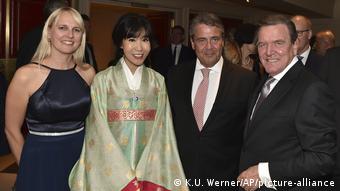 Экс-глава СДПГ Зигмар Габриэль и Герхард Шрёдер с их женами на свадьбе бывшего канцлера ФРГ Герхарда Шрёдера и кореянки Ким Со Ён