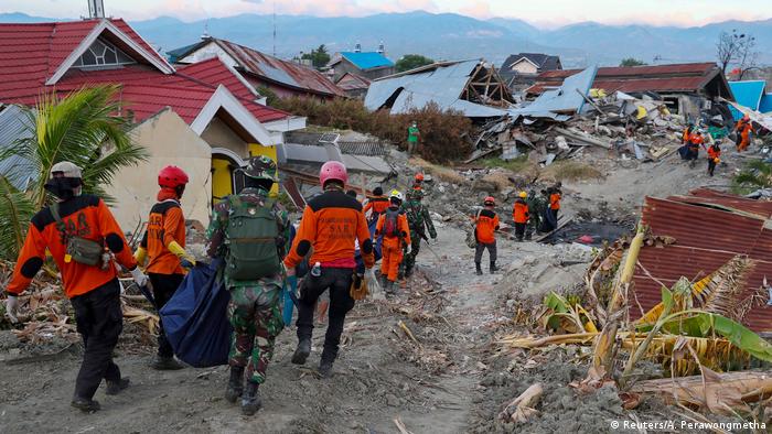 Indonesien Aufräumarbeiten nach Erdbeben in Palu