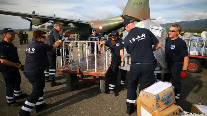 Indonesien Hilfsorganisation ISAR-Germany am Flughafen in Palu