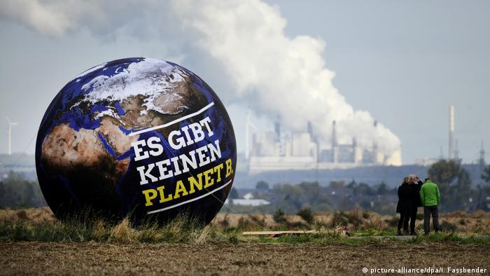 Deutschland Umweltaktivisten im Hambacher Forst. Protest gegen die Klimapolitik in Deutschland: Umweltschützer fordern den Stopp der Kohleverstromung