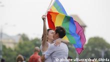 ARCHIV - 09.06.2018, Rumänien, Bukarest: Zwei Frauen küssen sich und halten eine Regenbogen-Fahne während der Gay-Pride-Parade in Bukarest. Bei der Parade haben die Teilnehmer und Teilnehmerinnen für die Rechte von homosexuellen Paaren demonstriert. (zu Zweitägiges Referendum in Rumänien zur Verankerung des Verbots der Homo-Ehe in der Verfassung am 06.10.2018) Foto: Vadim Ghirda/AP/dpa +++ dpa-Bildfunk +++ |