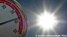 ARCHIV - ILLUSTRATION - Ein Thermometer zeigt in einem Kleingarten in Frankfurt (Oder) 37 Grad Celsius vor der Sonne an (Archivfoto vom 10.07.2010). Die Staats- und Regierungschefs der G7-Länder haben beim Gipfel in Elmau ein verbindliches Zwei-Grad-Ziel zur Begrenzung der Erderwärmung beschlossen. Foto: Patrick Pleul dpa (zu dpa G7-Gipfel einigt sich auf Zwei-Grad-Ziel beim Klimaschutz vom 08.06.2015) +++(c) dpa - Bildfunk+++ | Verwendung weltweit