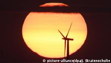 ARCHIV - 22.08.2017, Niedersachsen, Hohenhameln: Die aufgehende Sonne steht am hinter einem Windrad. Deutschland könnte einer Studie zufolge neben seinem Klimaschutz-Ziel 2020 auch das verbindliche EU-Ziel für den Anteil erneuerbarer Energien verpassen. (zu dpa «Ökostrom-Branche: Deutschland verpasst EU-Ziel für Erneuerbare» vom 17.06.2018) Foto: Julian Stratenschulte/dpa +++ dpa-Bildfunk +++ | Verwendung weltweit
