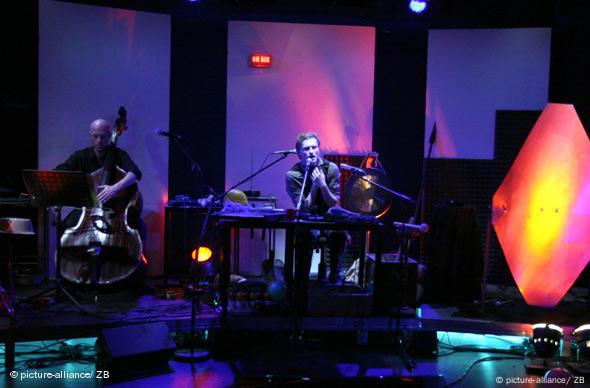 Der Schauspieler Stefan Kaminski und Sebastian Hilken am Bass bei der Aufführung des Live-Hörspiels Das Rheingold