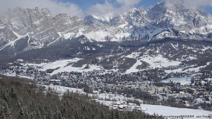 Blick auf das verschneite Cortina d'Ampezzo, Dolomiten, Italien, Europa (picture-alliance/imageBROKER/F. von Poser)