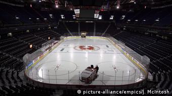 Подготовка льда на стадионе в Калгари