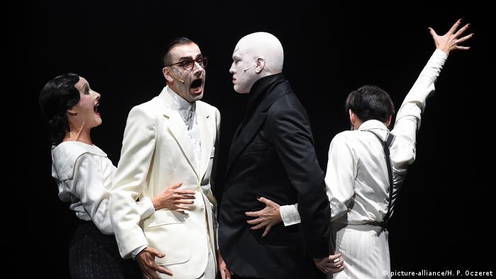 На репетиции постановки Мефистофель в венском Бургтеатре