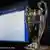 Der Champions-League-Pokal bei der Auslosung der Gruppen (Foto: dpa)