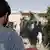 Afghanen inspizieren den Ort eines Selbstmordanschlags in Lashkar Gah, der Hauptstadt der Provinz Helmand in Afghanistan
