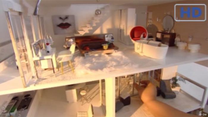 Zweistöckige Designer Villa als Puppenhaus (DW)