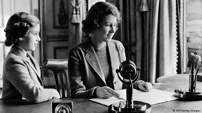 Prinzessin Elizabeth und Margaret 1940: zwei Mädchen an einem Schreibtisch mit 2 Mikros