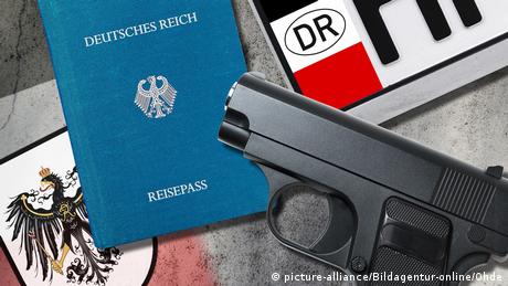 Reichsbürger passport, number plate and gun (picture-alliance/Bildagentur-online/Ohde)