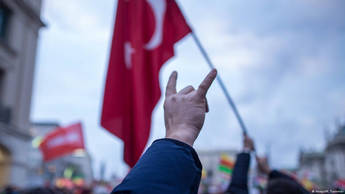Ο χαιρετισμός των Γκρίζων Λύκων μπροστά από την τουρκική σημαία