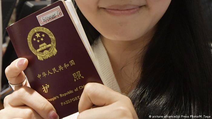 Según el índice elaborado por la firma Henley & Partners, hay dos países que comparten el honor de tener los pasaportes que menos obstáculos reciben a la hora de viajar: Japón y Singapur. Los ciudadanos de ambos Estados pueden ingresar a nada menos que 189 destinos sin necesidad de recurrir a una visa.