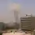 Mitten in Bagdad steigt eine Rauchwolke nach einem Anschlag in den Himmel (Foto: AP)