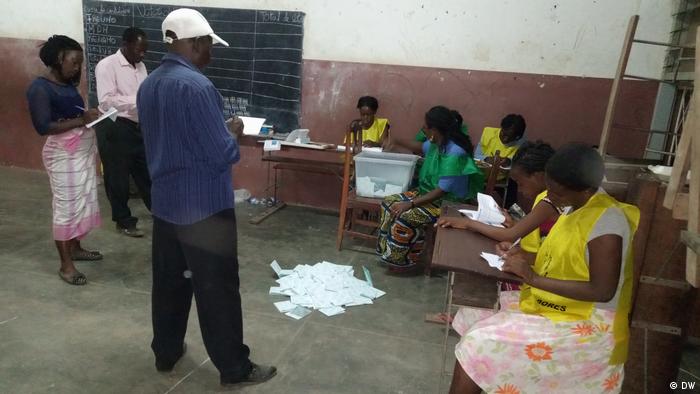 Mosambik Wahl | Zählung der Stimmen in Nhamabira