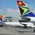 Südafrika South African Airlines Flugzeuge am Flughafen Johannesburg