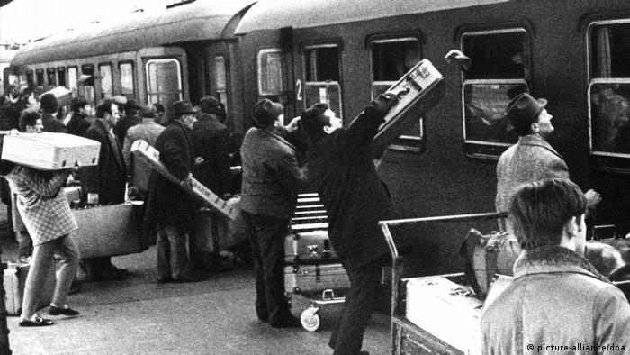 Deutschland Frankfurt Gastarbeiter auf dem Weg in die Weihnachtsferien nach Jugoslawien