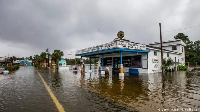Ein Supermarkt steht unter Wasser (Foto: Getty Images/M. Wallheiser)