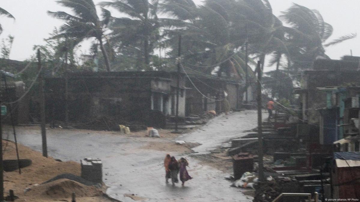 Deadly Cyclone Titli pounds eastern India – DW – 10/11/2018