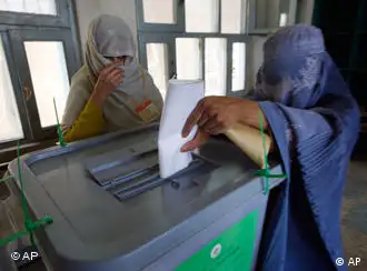 阿富汗女性投下自己的一票
