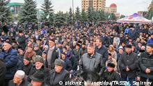 05.10.2018, Russland: MAGAS, INGUSHETIA, RUSSIA - OCTOBER 5, 2018: Magas' residents rally in Alania Square against the recent change of borders between the Republics of Ingushetia and Chechnya in Russia's North Caucasus. The Ingush people require the decision to be put up to a vote at a referendum. On September 26, 2018, the heads of Ingushetia and Chechnya, Yunus-bek Yevkurov and Ramzan Kadyrov respectively, signed an agreement to mark the border between their regions, which had not been defined since the 1991 division of the Chechen-Ingush Autonomous Soviet Socialist Republic into separate republics of Ingushetia and Chechnya. Vladimir Smirnov/TASS Foto: Vladimir Smirnov/TASS/dpa |