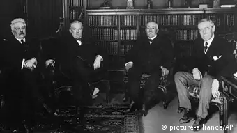 Les big four de la Conférence de Paris: de gauche à droite Vittorio Orlando, Italie, Lloyd George, Grande-Bretagne, Georges Clémenceau, France, Woodrow Wilson, États-Unis