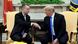 Trump aperta a mão do pastor americano Andrew Brunson durante encontro na Casa Branca Trump aperta a mão do pastor americano Andrew Brunson durante encontro na Casa Branca